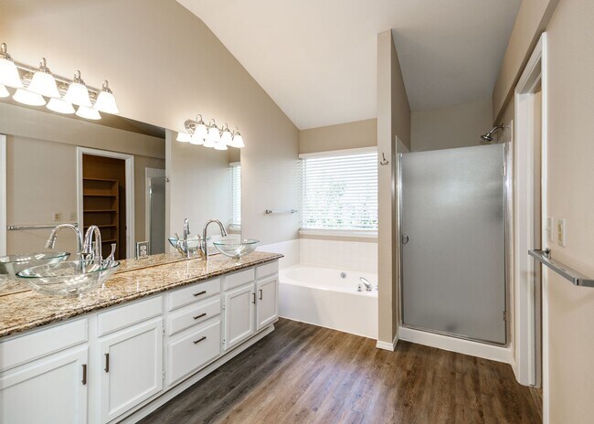 Building Photo - Stunning 5 Bedroom, 3.5 Bath Remodeled Hom...
