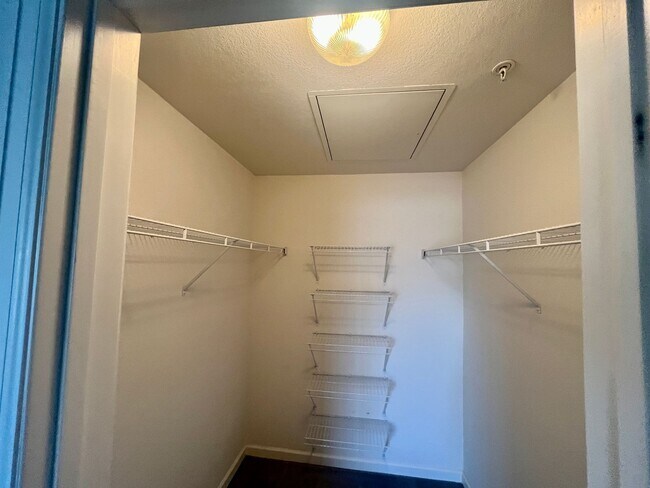 Building Photo - ** Move in Special** Cozy 1 bed 1 bath in ...