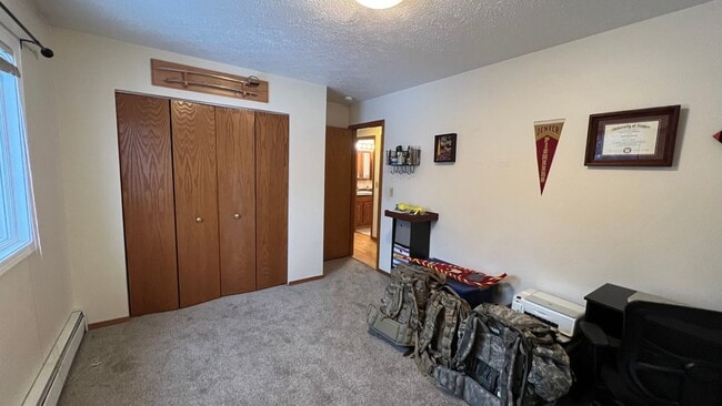 Building Photo - Single Family House off Turpin! 3 Bed/2 Ba...