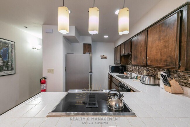 Building Photo - Adorable Condo w Elevator & Open Condo Garage