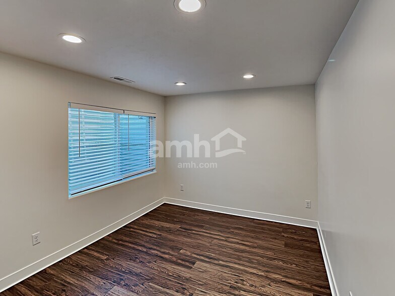 Building Photo - 602 Koins Way