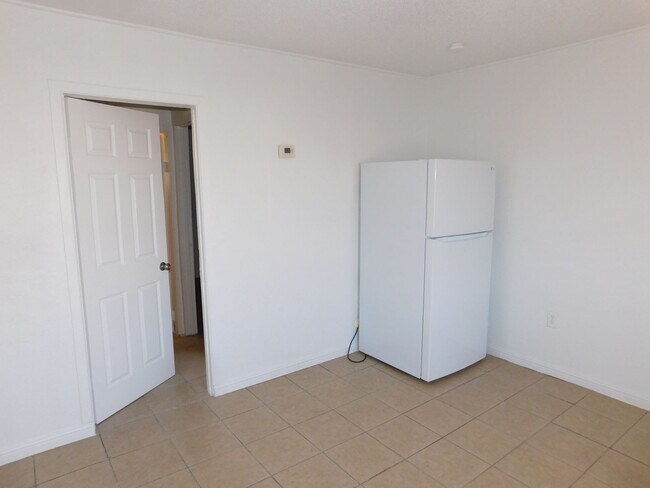 Building Photo - 1007 C St