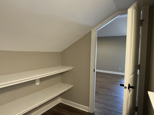 Building Photo - 1024 Kessler