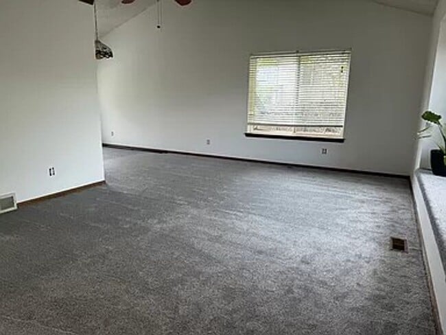 Building Photo - 4BR/4BA Updated Home with Finished Basement Suite & Landscaped Yard