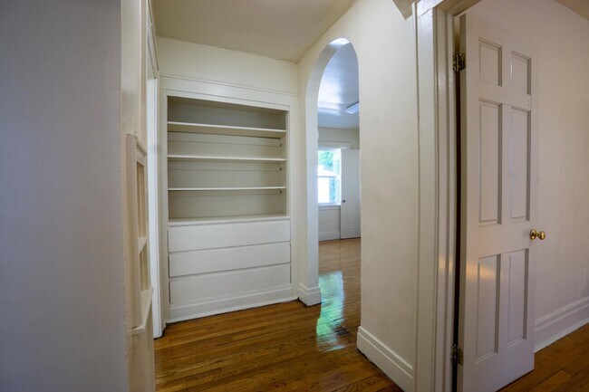 Building Photo - Spacious 3 Bedroom Flat With Off-Street Pa...