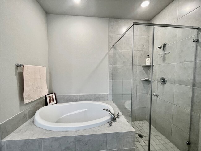 Building Photo - 4334 Hemlock Grove Ln