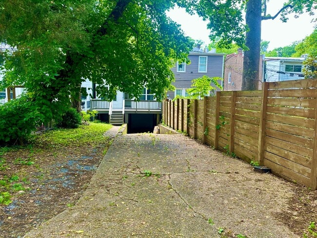 Building Photo - 4 Bed + 2 Bath - Pets Welcome! Parking!