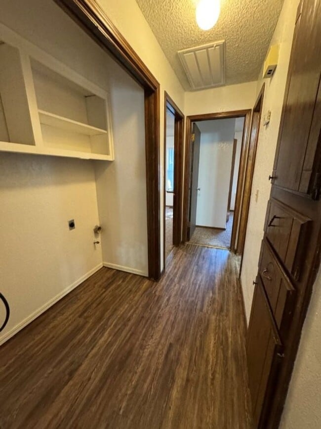 Building Photo - 2 bed 2 bath duplex refreshed with new flooring and bathroom countertops and paint, spacious and ...