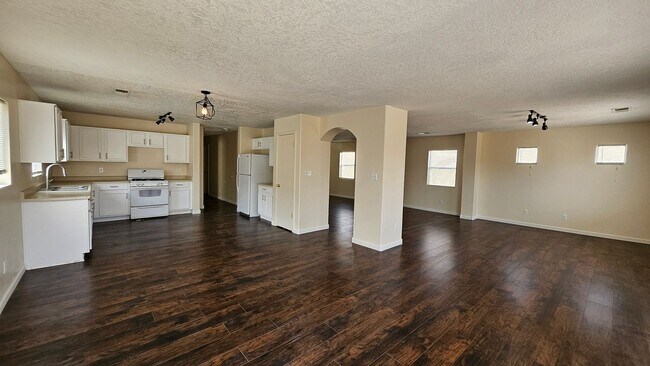 Building Photo - 5 Bed 3 Bath