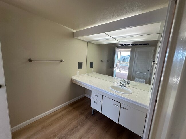 Building Photo - Coming Soon 1 bed, 1 bath in the heart of ...
