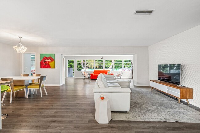 Building Photo - Single Family home on quiet street steps from the Intracoastal and Dining