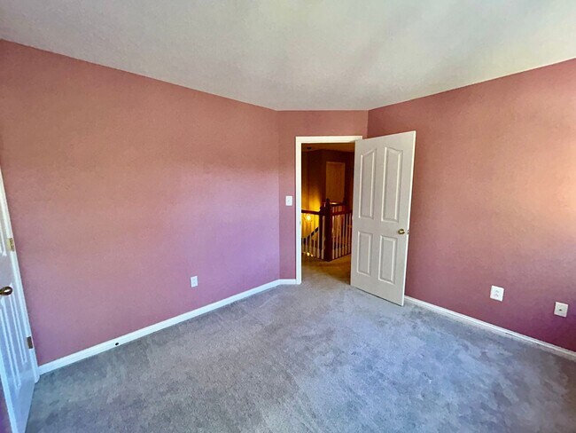 Building Photo - Spacious 4 Bed 2.5 Bath In Lexington!