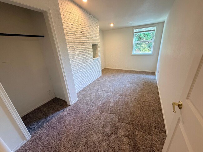 Building Photo - 9938 SW Terwilliger Blvd