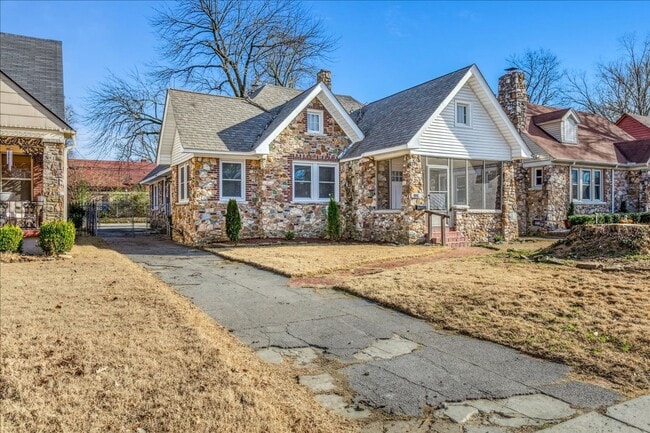 Building Photo - Live Stylishly. Live Comfortably. Live Memphis