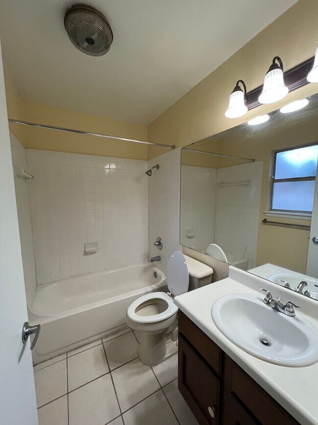 Building Photo - LOVELY 3 BEDROOM 2 BATH HOME IN NORTH EAST...