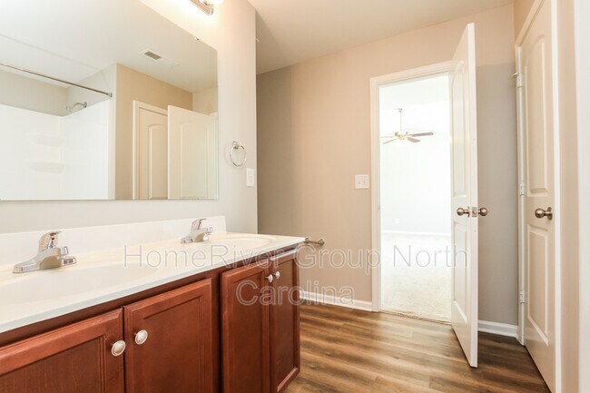 Building Photo - 213 Valerie Dr
