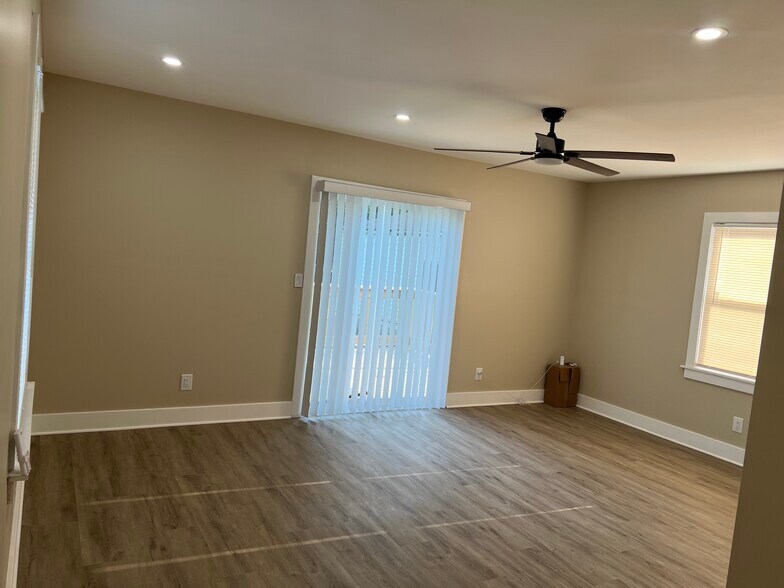 Building Photo - 623 W 40th St