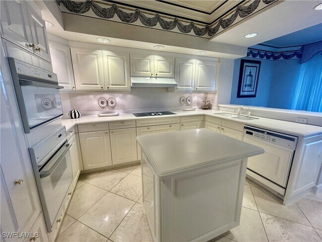 Building Photo - 8990 Bay Colony Dr