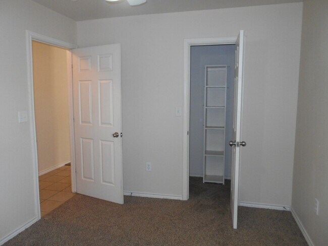 Building Photo - Pre-Leasing for Summer/Fall 2026