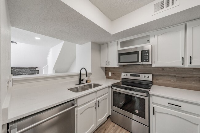 Building Photo - Updated 1-Bedroom Condo in Gated Community – Prime West 7th Location