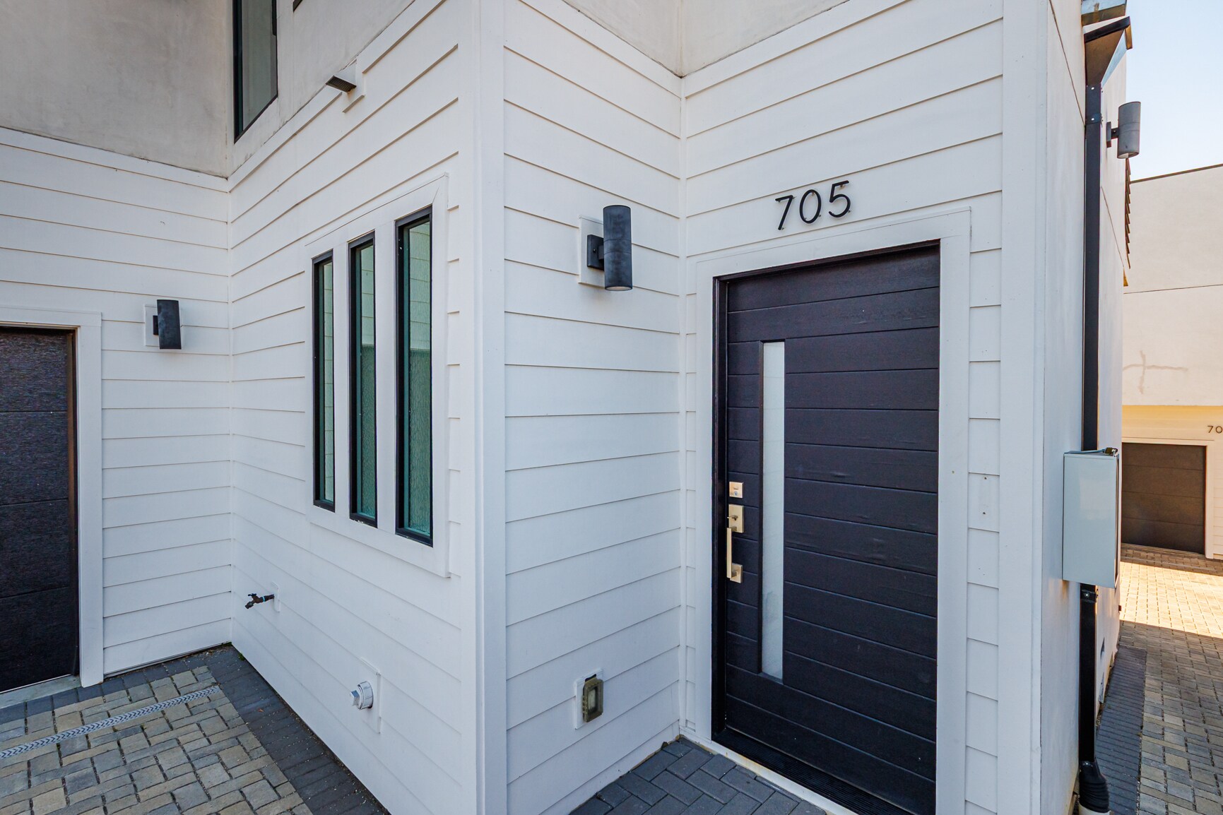 Building Photo - 705 N Benton Way