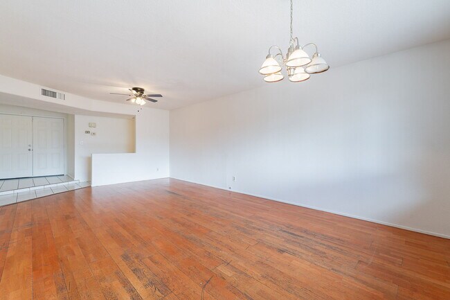 Building Photo - 2543 E Huntington Dr