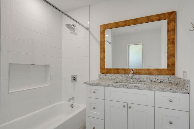 Building Photo - 4202 N Hills Dr