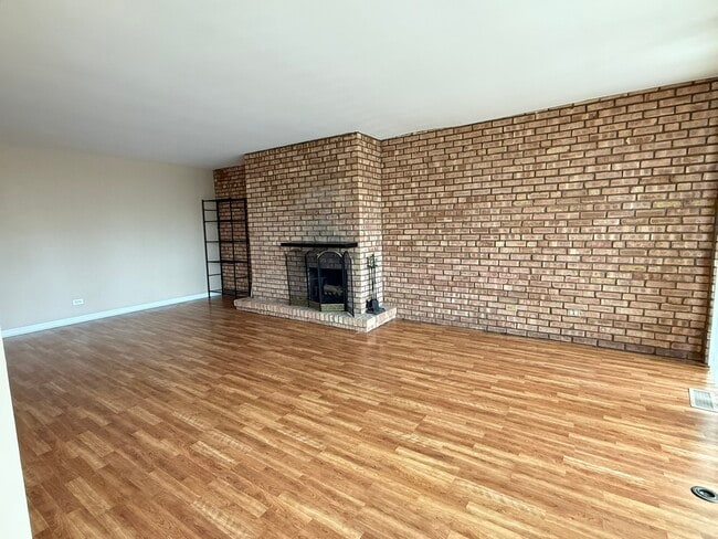 Building Photo - 5500 Hillcrest Ln