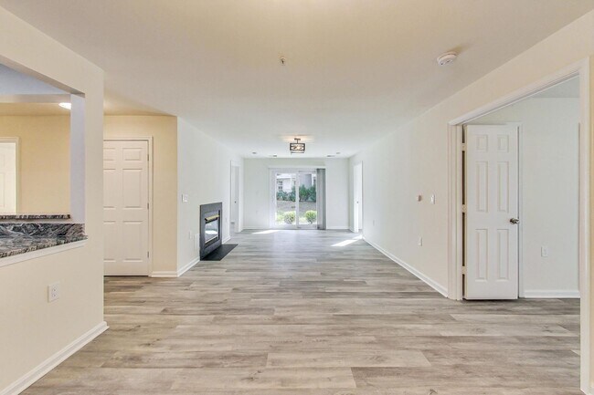 Building Photo - Beautiful - Ground Floor 3/2 condo in Rockville