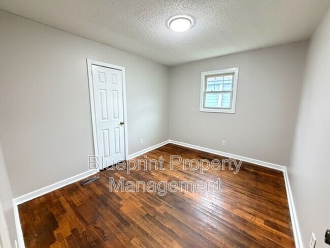 Building Photo - 3373 33rd Pl N