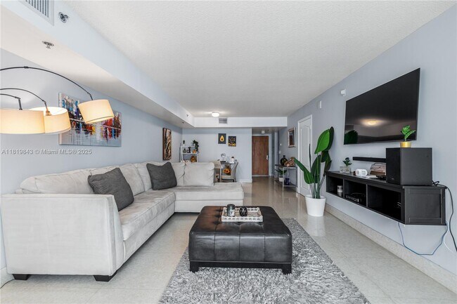 Building Photo - 1200 Brickell Bay Dr