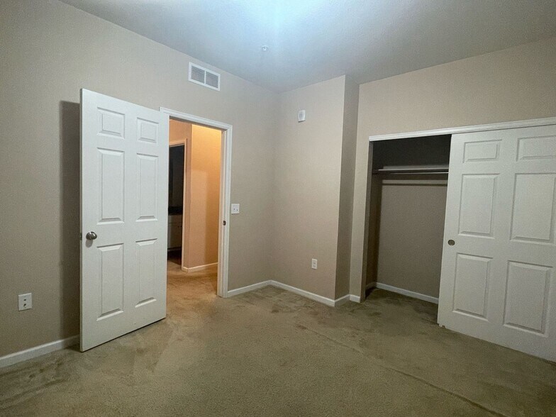 Building Photo - 804 Summer Hawk Dr