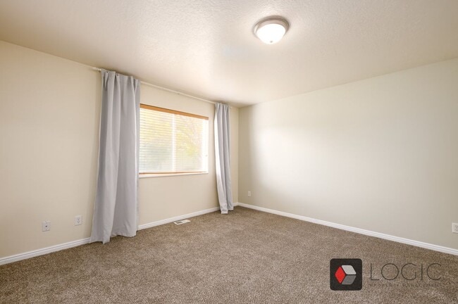 Building Photo - Stunning Single Family Home In Excellent L...