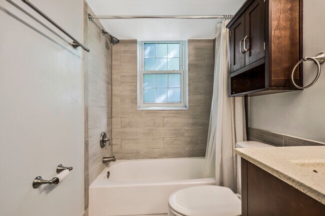 Building Photo - Fairlington 2 BR Condo for Rent!