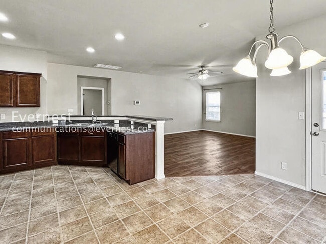 Building Photo - 3 Bed/2 Bath Home with Fenced Yard & Garage / Pet-Friendly / Available Soon!