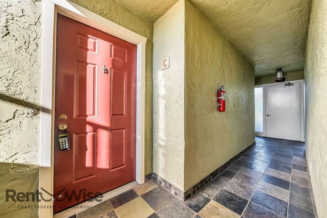 Building Photo - 963 Ridgeview Ct