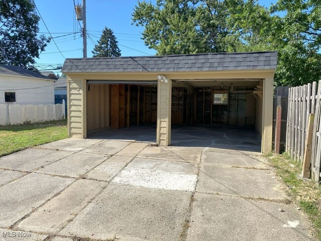 Building Photo - 21417 Gardenview Dr