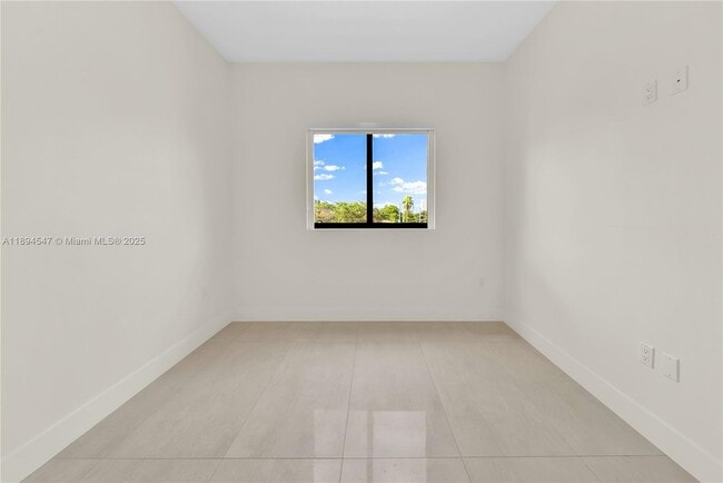 Building Photo - 530 SW 11th Ave