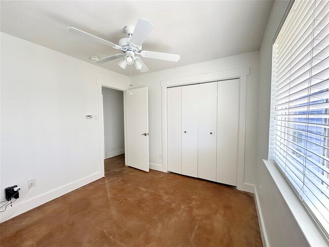 Building Photo - 5726 Shreveport Dr