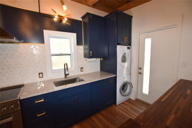 Building Photo - 1918 Sunset Ln