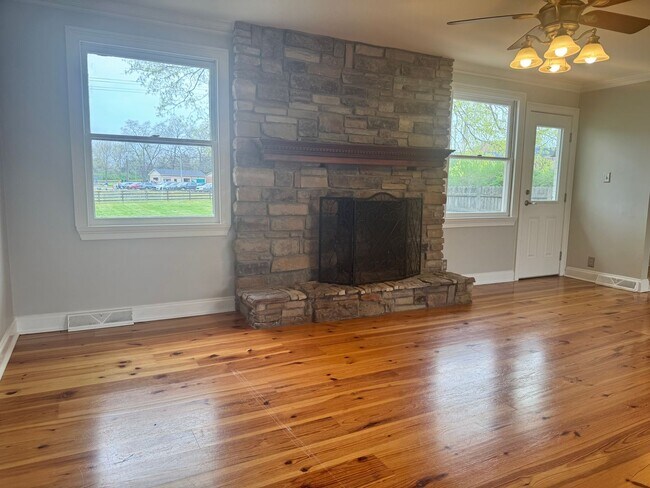 Building Photo - Great Brentwood 4BR Home