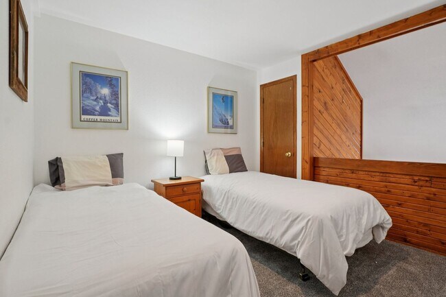 Building Photo - Serenity and Views with this 3 bedroom/3Bathroom Townhome in Buffalo Ridge