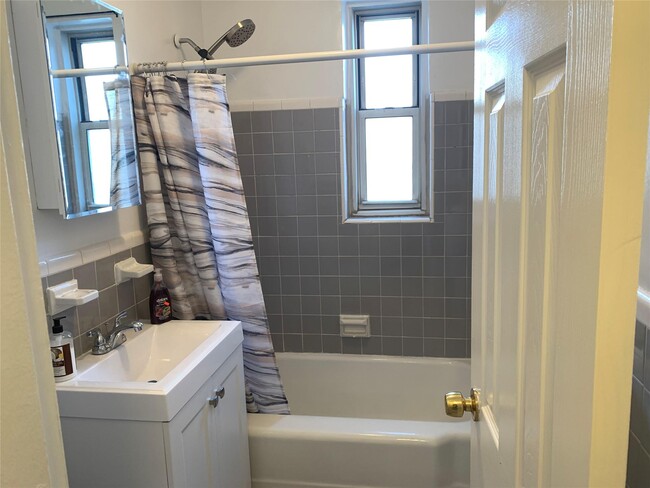 Building Photo - 5715 Mosholu Ave