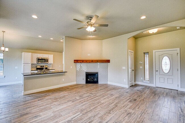Building Photo - 1016 E Jackrabbit Ln
