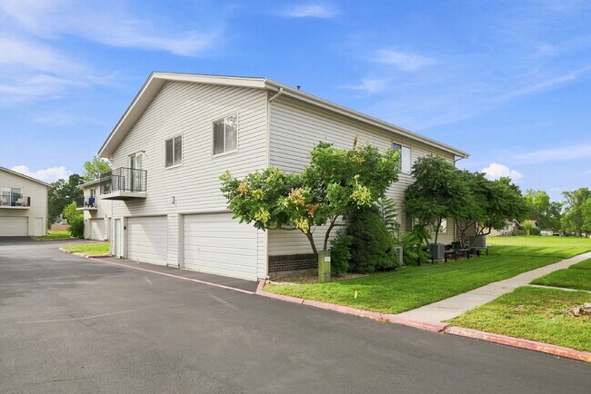 Building Photo - $1,845.95 with $300 Off the first month's rent, 2 Beds - 1 Bath, Single Family Home in Lakewood w...