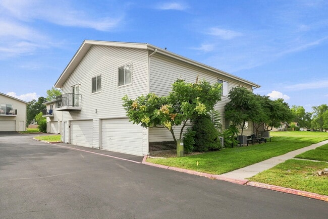 Building Photo - $1,945.95 with $300 Off the first month's rent, 2 Beds - 1 Bath, Single Family Home in Lakewood w...