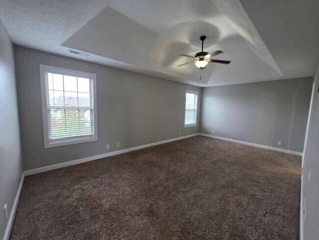 Building Photo - Pick Your Own Move-In Special!