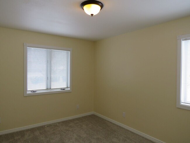 Building Photo - 5 Bed/ 3 Bath/ 3 Car Garage Gorgeous Executive Home in Coveted Castlewood Subdivision