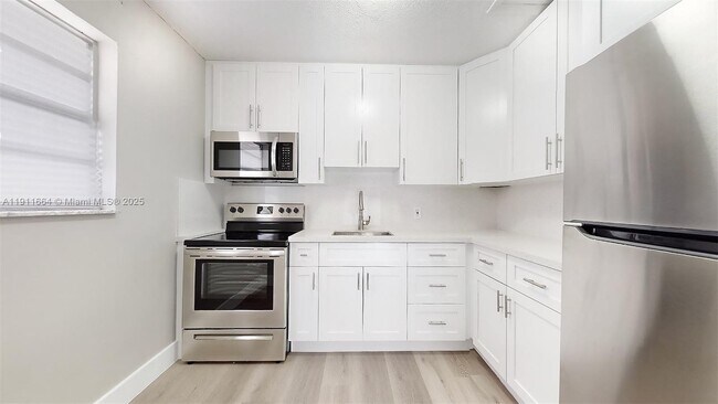 Building Photo - 329 SW 9th Ave