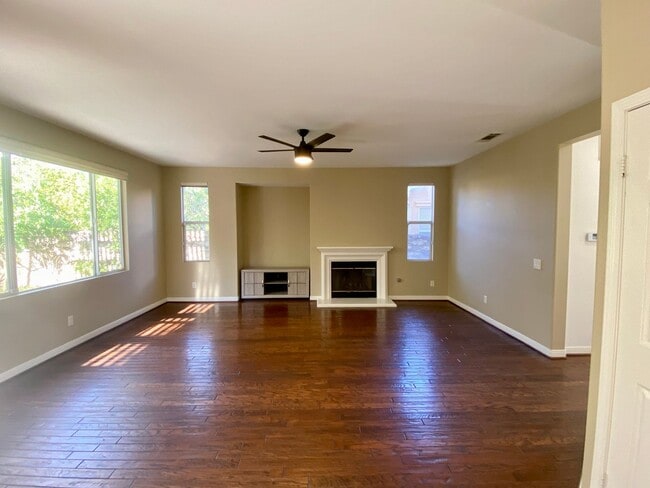 Building Photo - Spacious 4 bed 3 bath Newbury park home